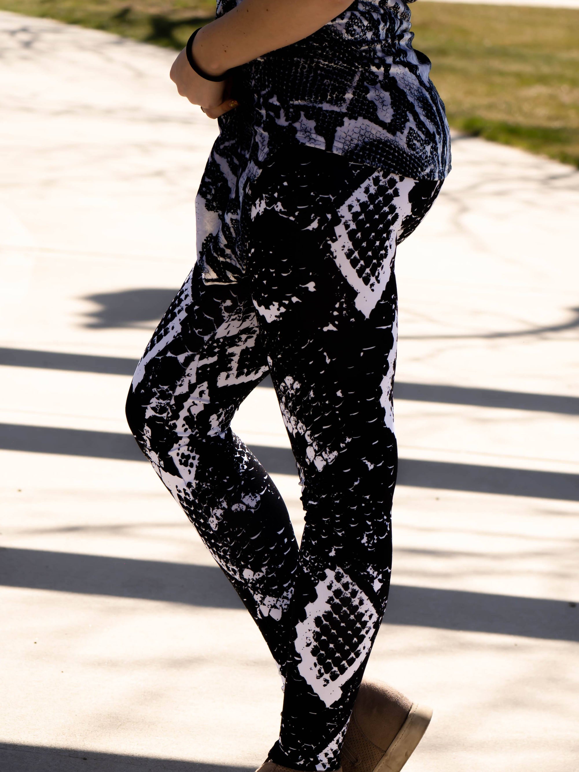 Snake Print Women's Yoga Leggings, Black Grey Snakeskin Print Sports Tights-Made  in USA/EU | Heidikimurart Limited