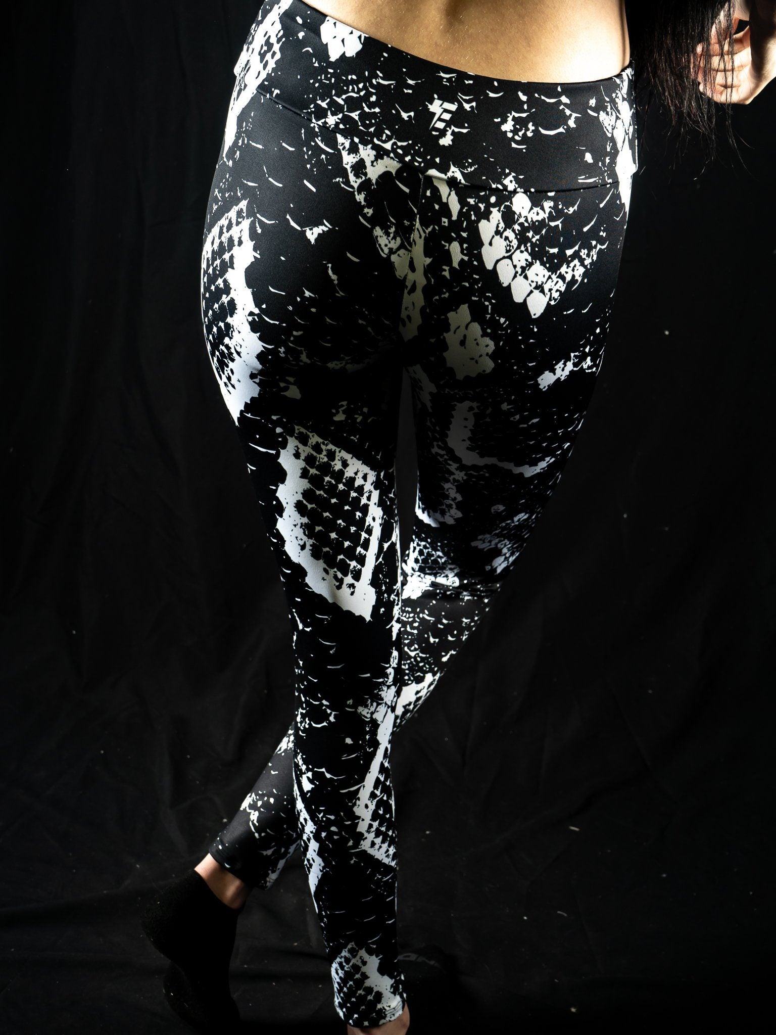 Coated Crease-front Leggings - Black/snakeskin-patterned - Ladies